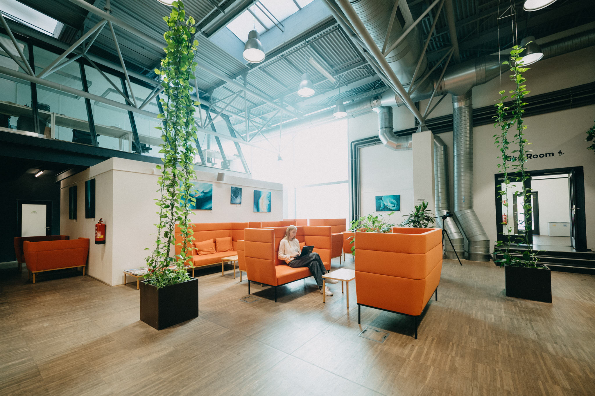 Impact Hub Brno – prostor s oranžovým sezením